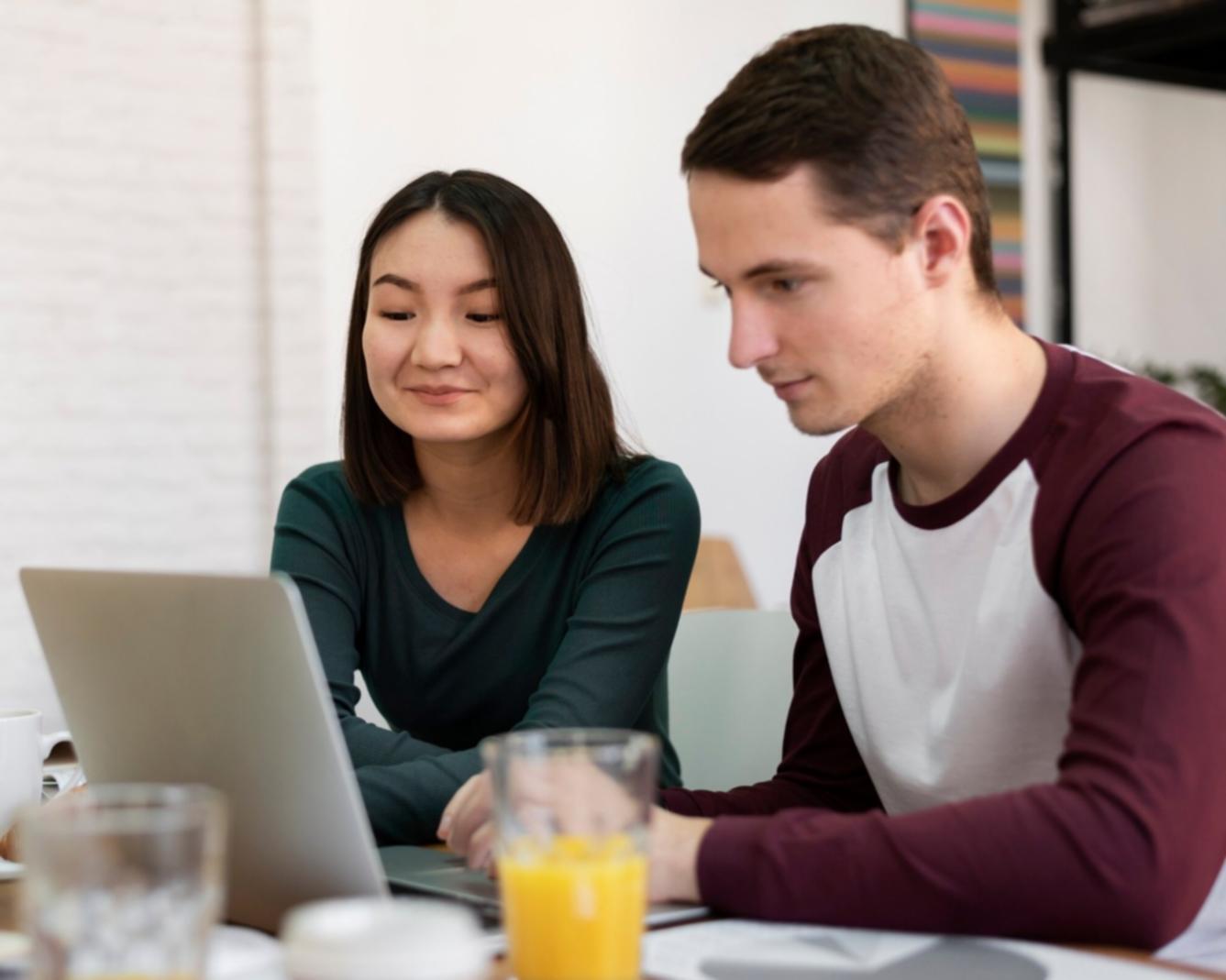 Planification financière familiale avec documents et outils de gestion