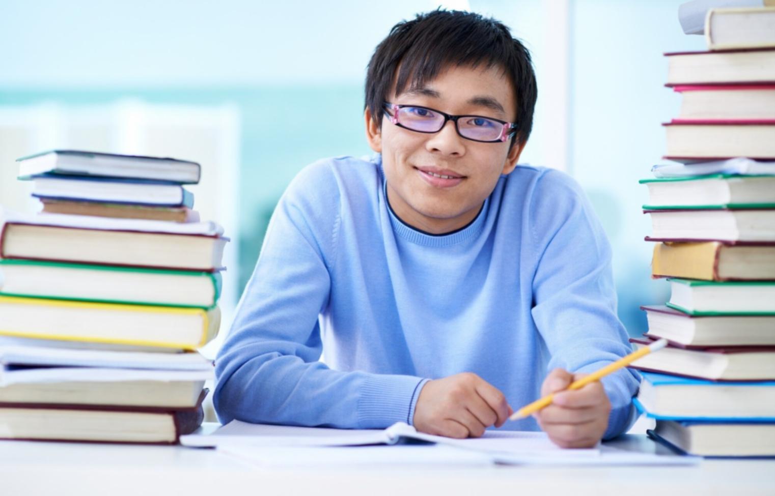 Personne analysant ses finances personnelles avec documents et calculatrice